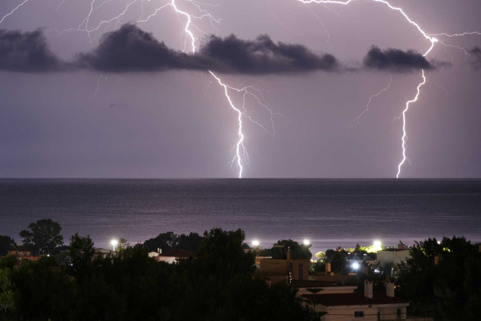 Καιρός αύριο: Έρχονται βροχές και μπόρες – Θυελλώδεις άνεμοι