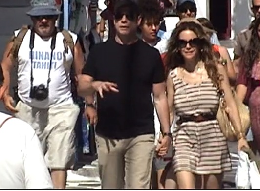John Travolta: Οι βόλτες του στα σοκάκια της Μυκόνου πριν χρόνια με την σύζυγό του που έφυγε από τη ζωή – Βίντεο