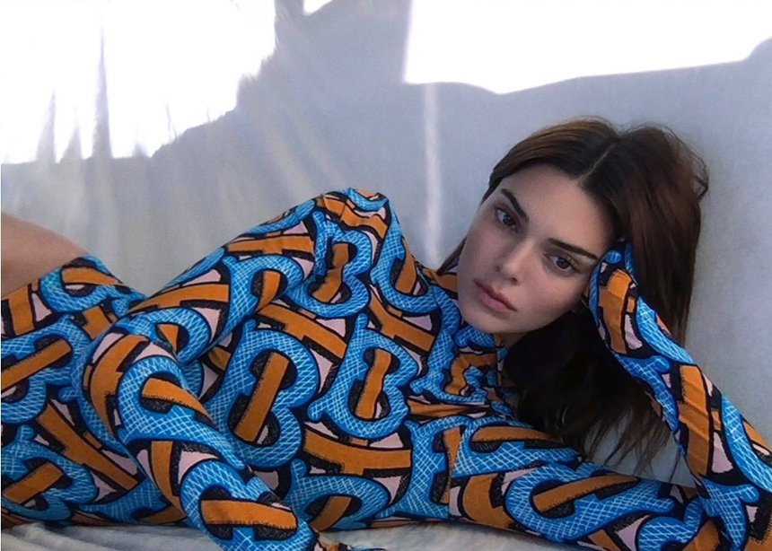 Η Kendall Jenner φωτογραφήθηκε μόνη της στην νέα Burberry καμπάνια