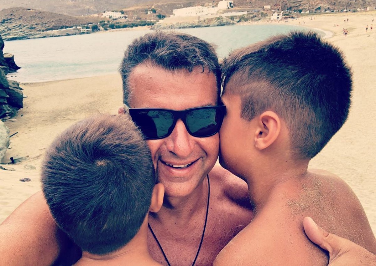 Γιώργος Λιάγκας: Βόλτα με τους γιους του στην ενδοχώρα της Τήνου – Φωτογραφίες