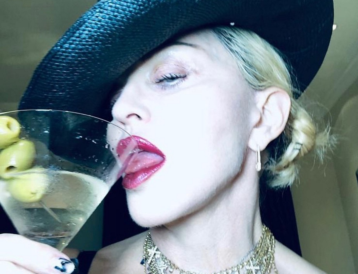 Madonna: Ποζάρει στο μπάνιο topless, αγκαλιά με το  δεκανίκι της και προκαλεί χαμό…