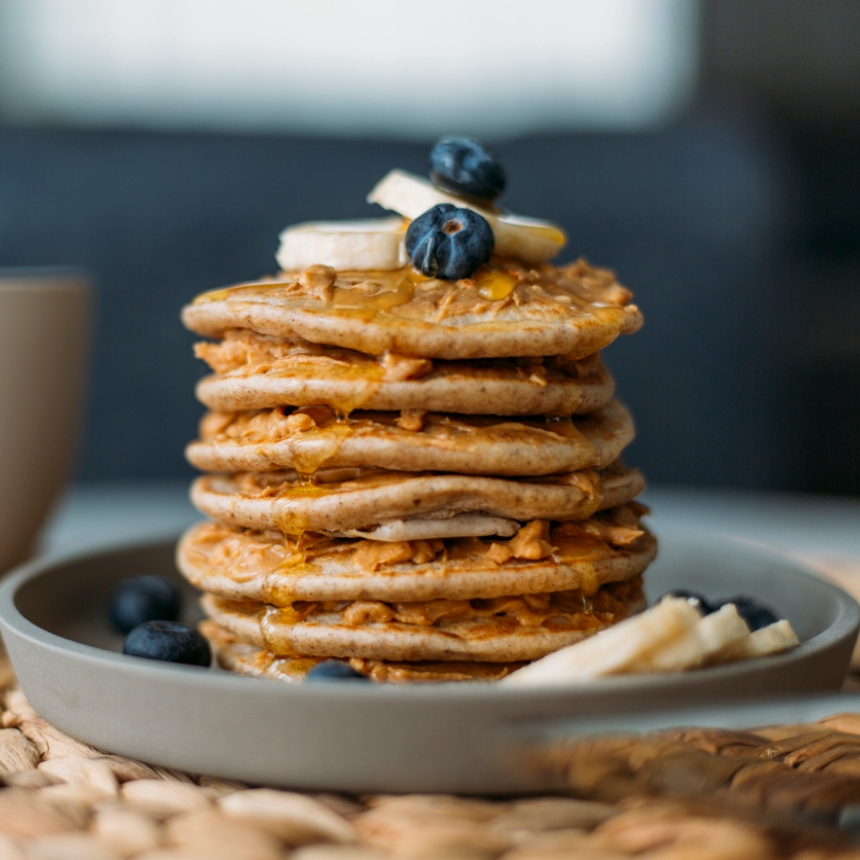 Συνταγή για σπιτικά pancakes με μύρτιλα και μέλι