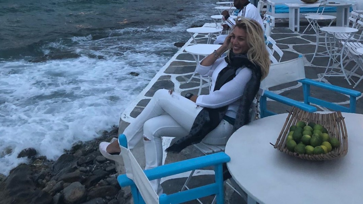 Κωνσταντίνα Σπυροπούλου: Η νέα απόδραση στη Μύκονο και η εντυπωσιακή εμφάνισή της σε γάμο! [pics,video]