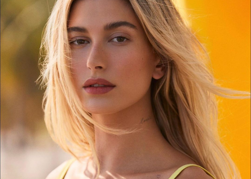 H Hailey Bieber φοράει το τζιν σορτσάκι και…κόβει την ανάσα