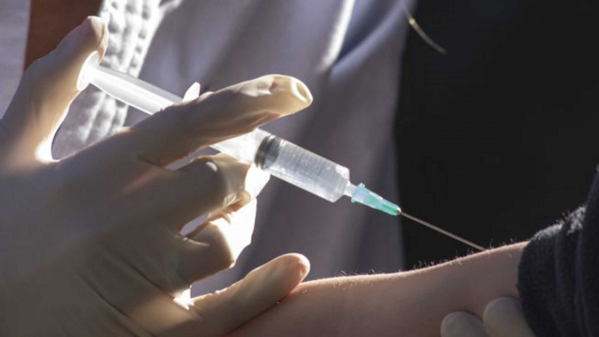 Ο Πούτιν ανακοίνωσε πως εγκρίθηκε το πρώτο εμβόλιο για τον κορονοϊό – Εμβολιάστηκε η κόρη του