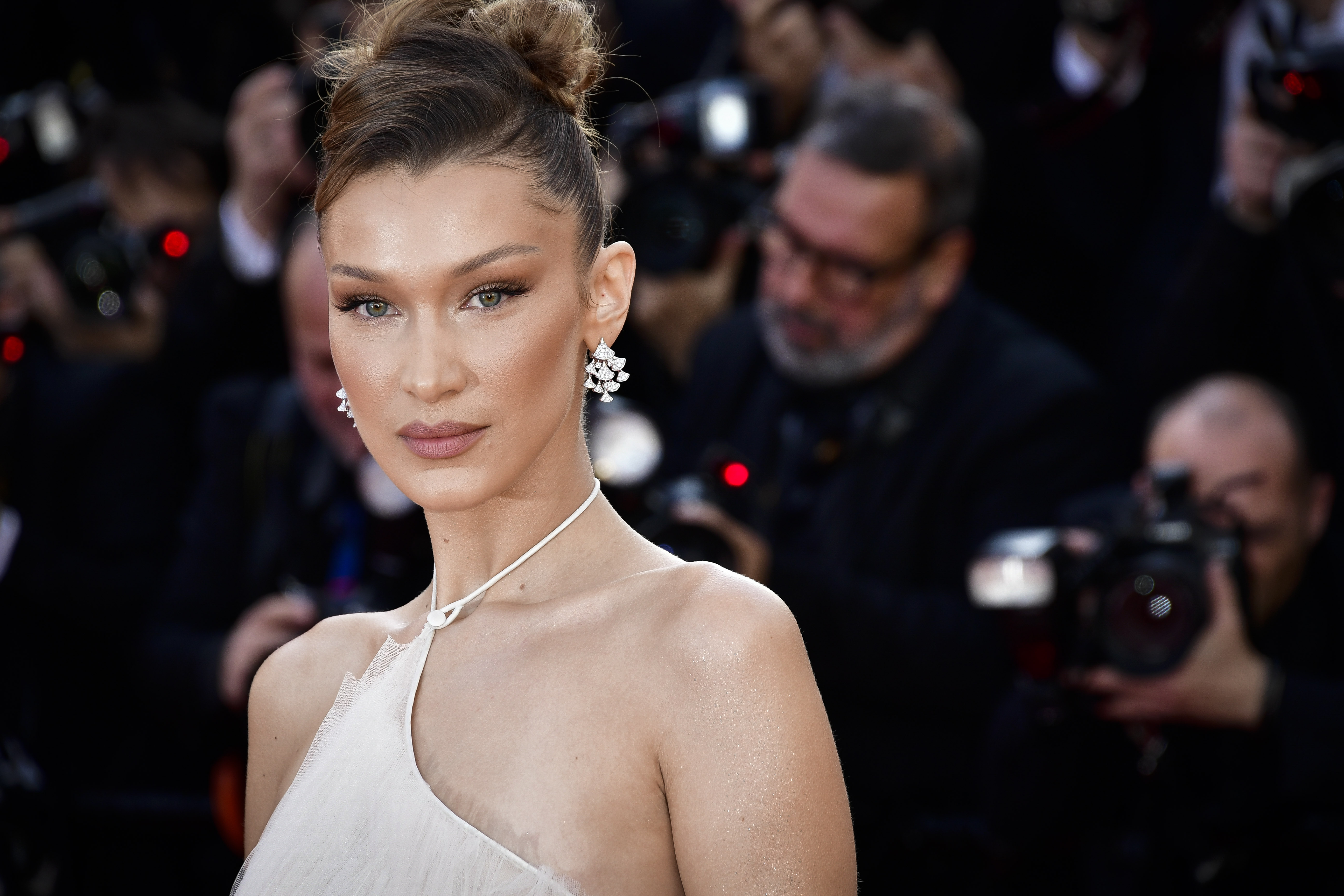 Τρεις φωτογραφίες που αποδεικνύουν πως η Bella Hadid αγαπά αυτό το cult αξεσουάρ μαλλιών περισσότερο από οποιαδήποτε!