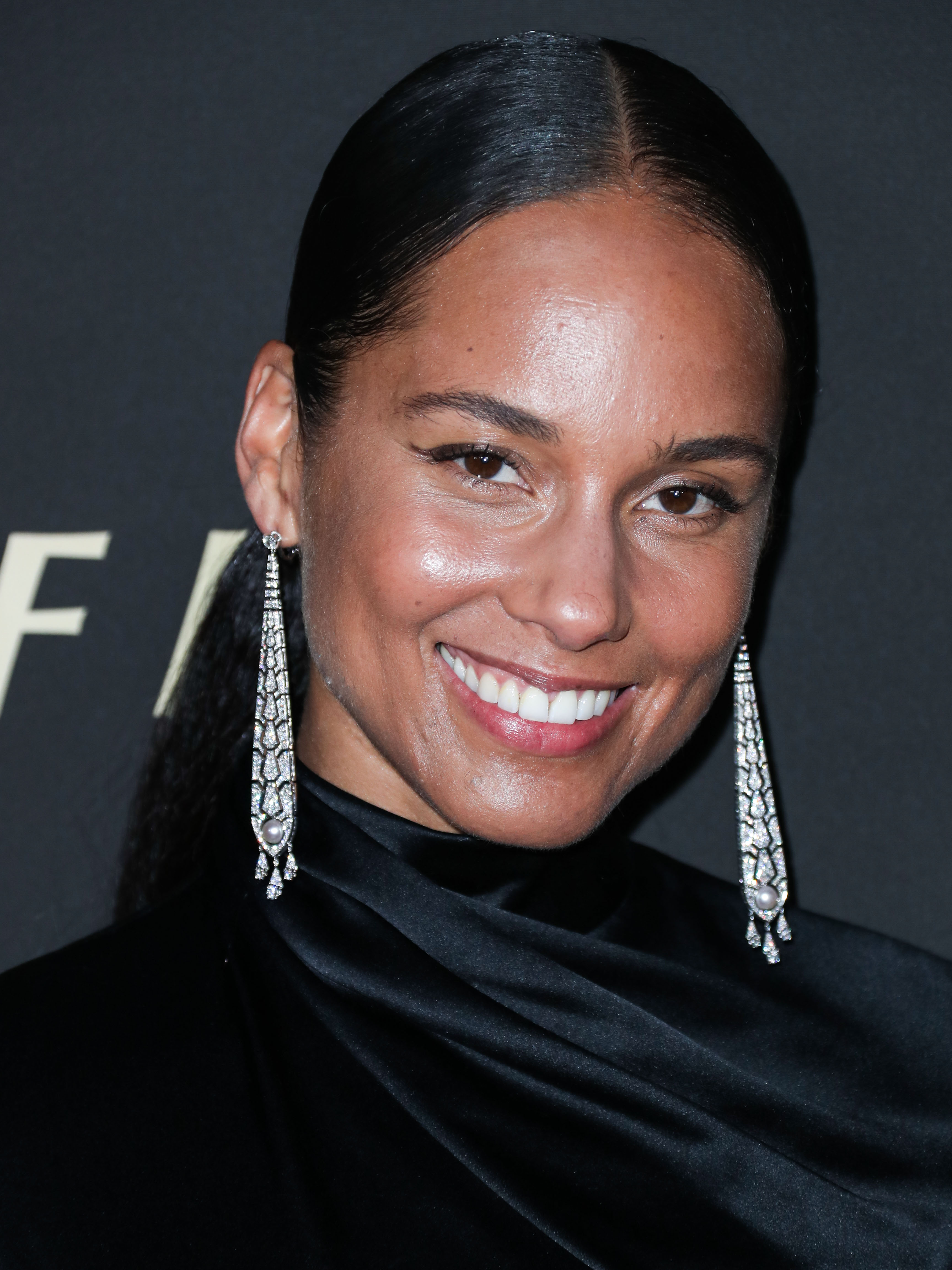 Η Alicia Keys, η βασίλισσα του skincare, συνεργάζεται με ένα πολύ οικονομικό brand και βγάζει τη δική της σειρά καλλυντικών!