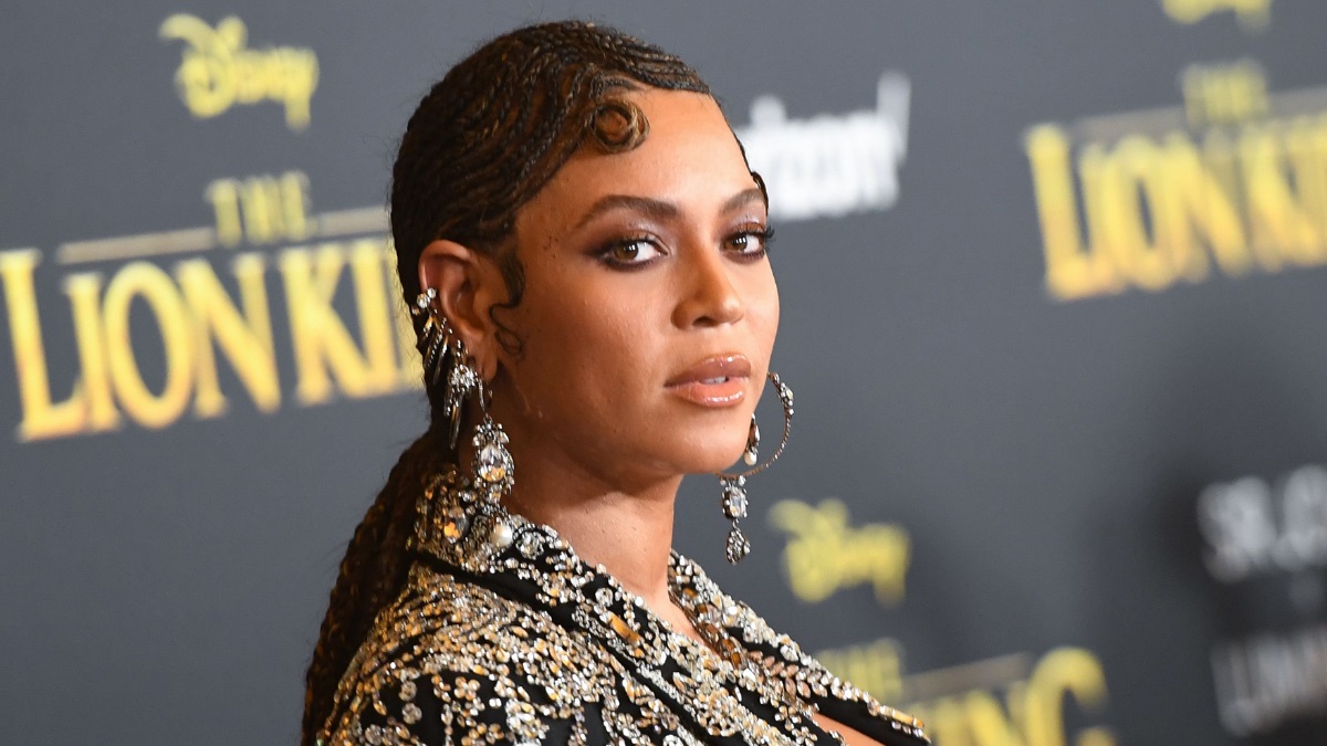 Beyonce: Στροβιλίζεται πάνω σε μια Hanging Hoop Chair και «κόβει» την ανάσα!