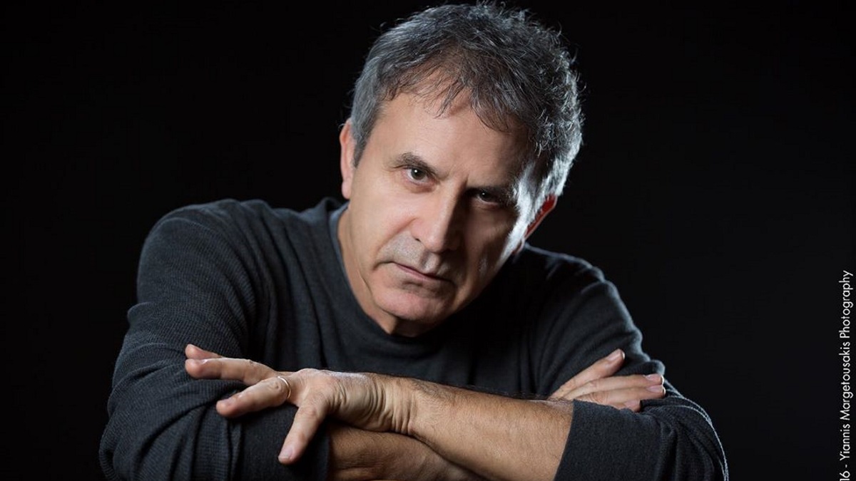 Ο Γιώργος Νταλάρας αποχαιρετά τον Αγάθωνα Ιακωβίδη