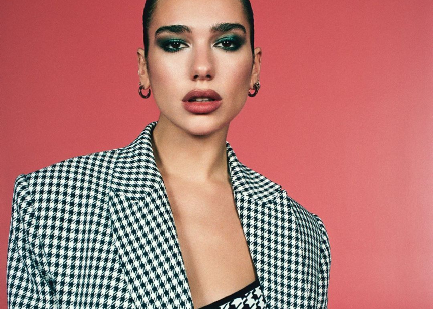 H Dua Lipa φόρεσε ένα Chanel σύνολο με απόλυτα καλοκαιρινό styling