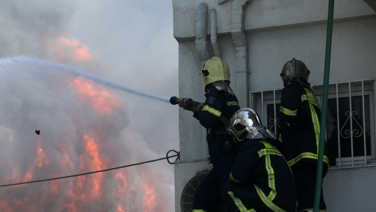 Καίει ακόμα η φωτιά στη Μεταμόρφωση – Κατέρρευσε μέρος του κτιρίου!