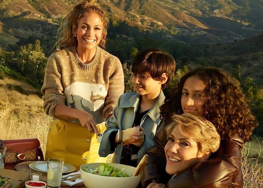 H Jennifer Lopez ποζάρει με την μαμά και τα παιδιά της στην νέα Coach καμπάνια