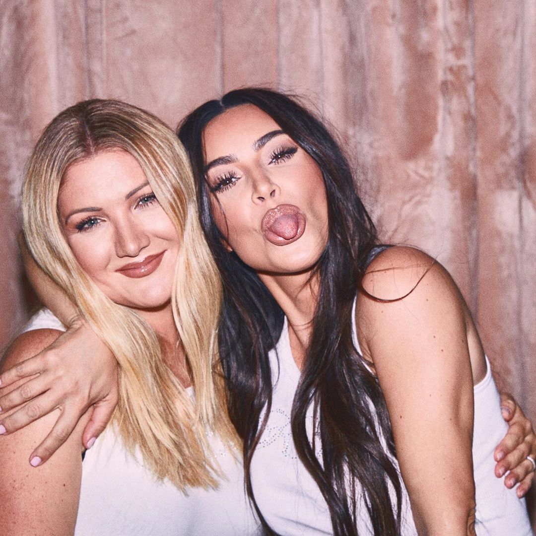 Η Kim Kardashian κυκλοφόρησε σειρά μακιγιάζ με την κολλητή της και έχει τα πιο 90’s καλλυντικά!