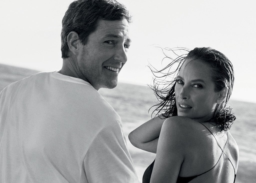 H Christy Turlington ποζάρει μαζί με τον σύζυγό της στην νέα Kalvin Clein καμπάνια