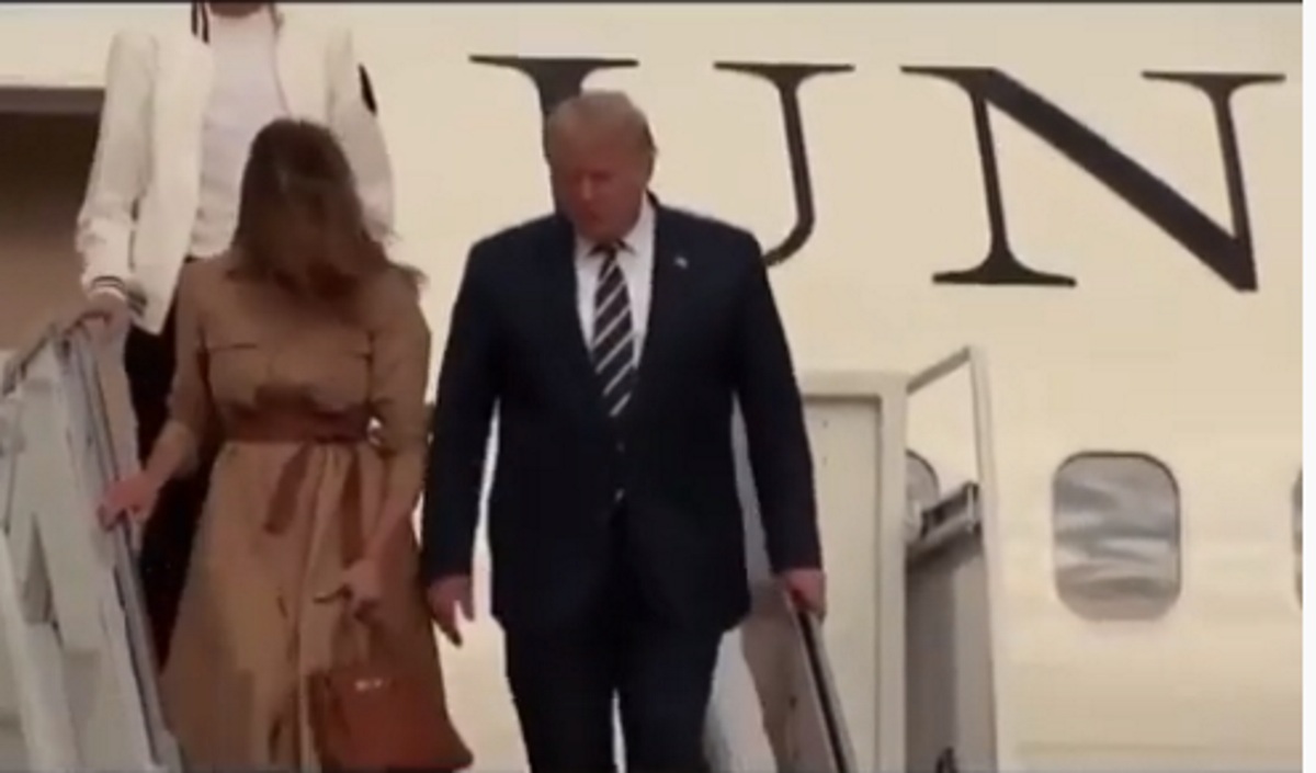 Melania Trump: Viral to video που αποφεύγει να πιάσει το χέρι του Trump, παρά τις προσπάθειές του!