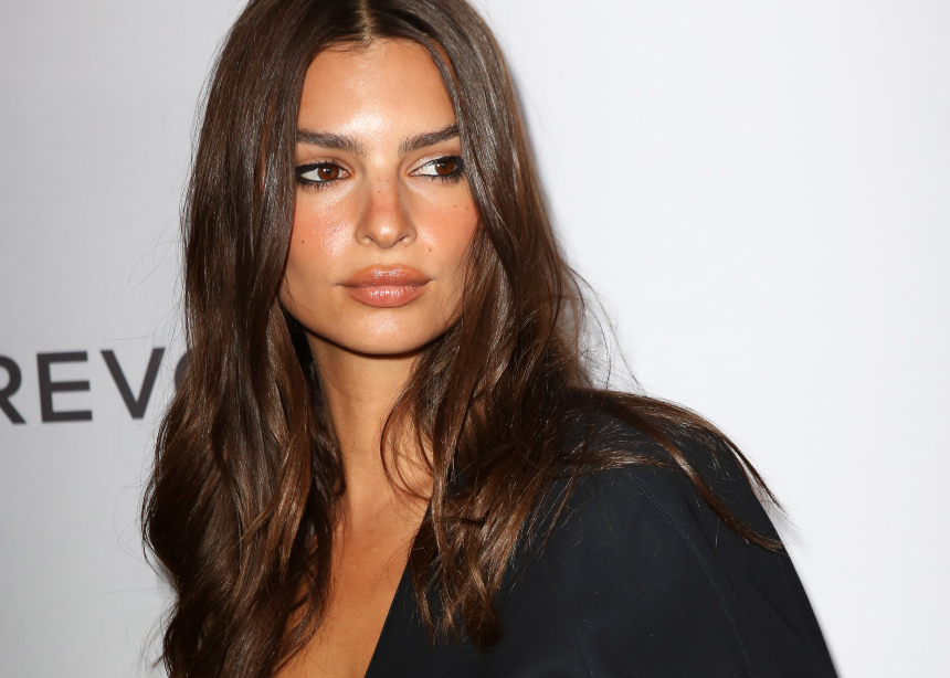 H Emrata φόρεσε την mini floral φούστα της με τον κομψό τρόπο