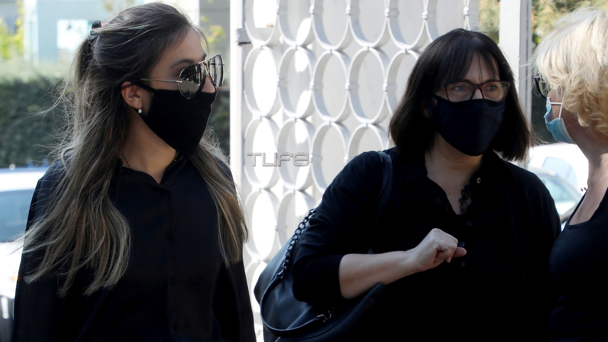 Κηδεία Γιάννη Πουλόπουλου: Συντετριμμένες στο νεκροταφείο η σύζυγος και η κόρη του