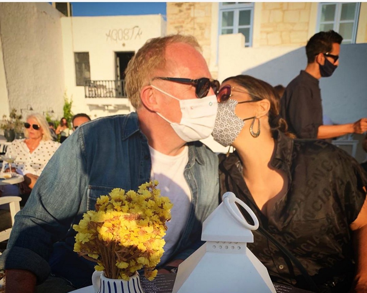 Salma Hayek: Διακοπές στην Πάρο με τον δισεκατομμυριούχο σύζυγό της! Τα φιλιά με τις μάσκες!