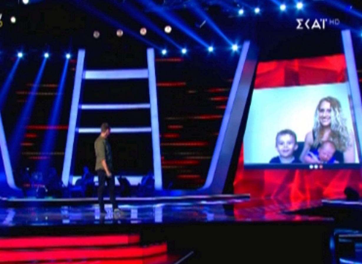 The Voice: Η συγκινητική έκπληξη on stage στον Στάθη Στιβακτάκη – Εμφανίστηκαν η σύζυγος και τα παιδιά του (video)