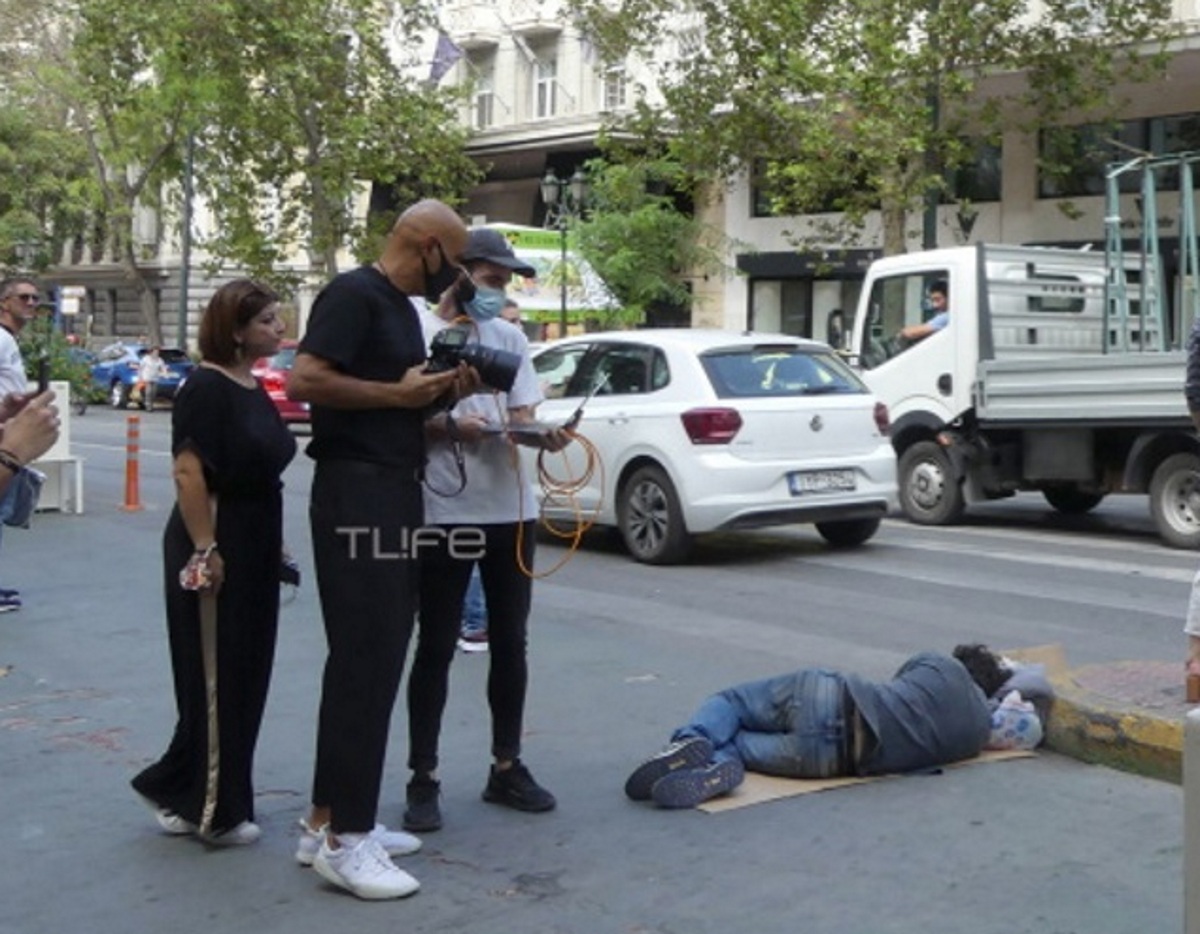 Δημήτρης Σκουλός: Σφάζονται στο facebook για την φωτογραφία με τον άστεγο – Πες και συ τη γνώμη σου