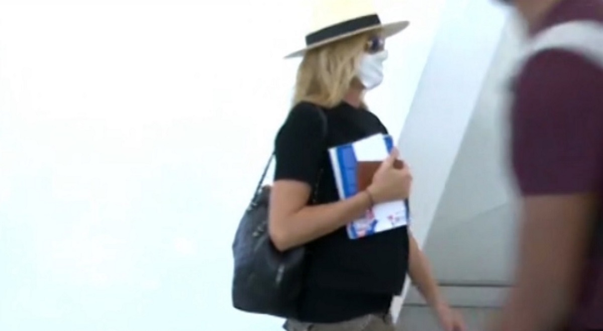 Τζένη Μπαλατσινού: Πρώτη εμφάνιση με μάσκα και καπέλο στο αεροδρόμιο, μετά την ανακοίνωση της εγκυμοσύνης της! Βίντεο