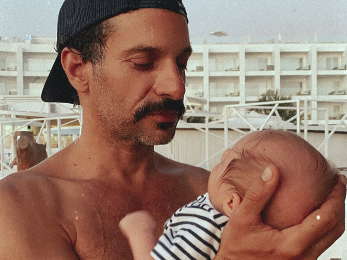 Γιώργος Χρανιώτης: Φωτογραφίζεται αγκαλιά με τον 3,5 μηνών γιο του μέσα στη θάλασσα και το μήνυμα όλο νόημα