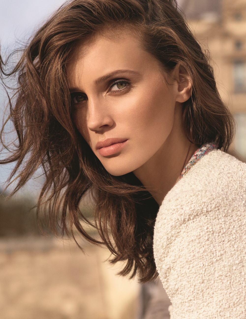 Η Γαλλίδα ηθοποιός Marine Vacth πρωταγωνιστεί στην καμπάνια για το νέο Les Beiges foundation της Chanel