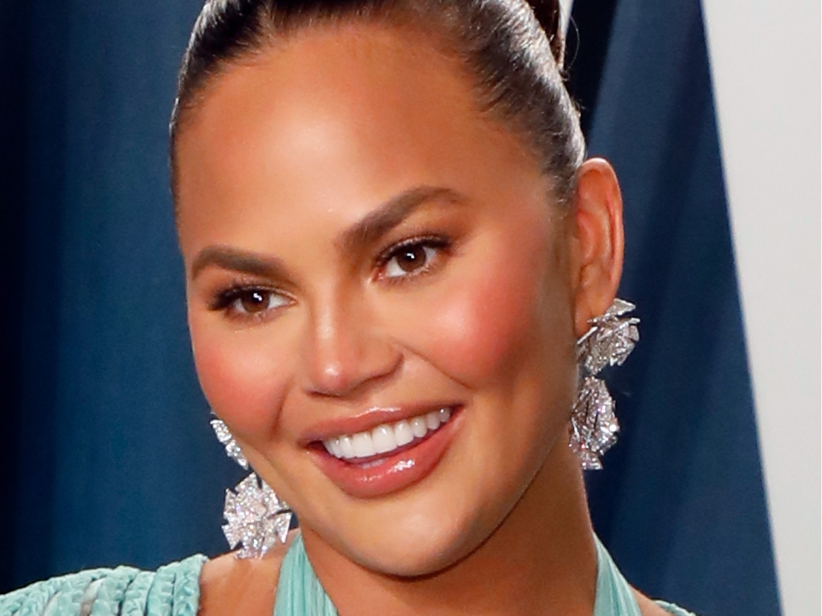 Η Chrissy Teigen έχει τέλεια επιδερμίδα και μόλις μας έδειξε πώς το πετυχαίνει!