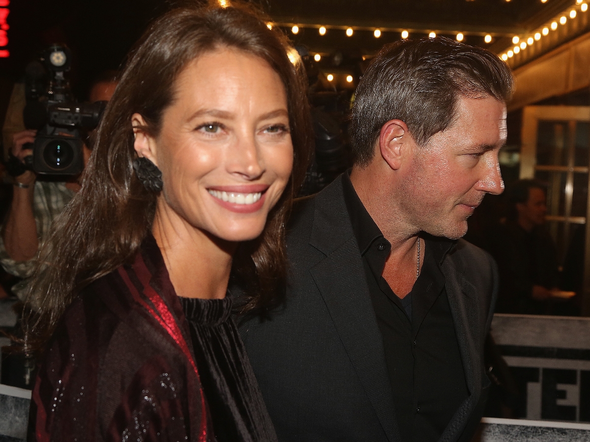 Christy Turlington: πρωταγωνιστεί ξανά 32 χρόνια μετά στην καμπάνια του αρώματος CK. Αυτή τη φορά με το σύζυγό της!