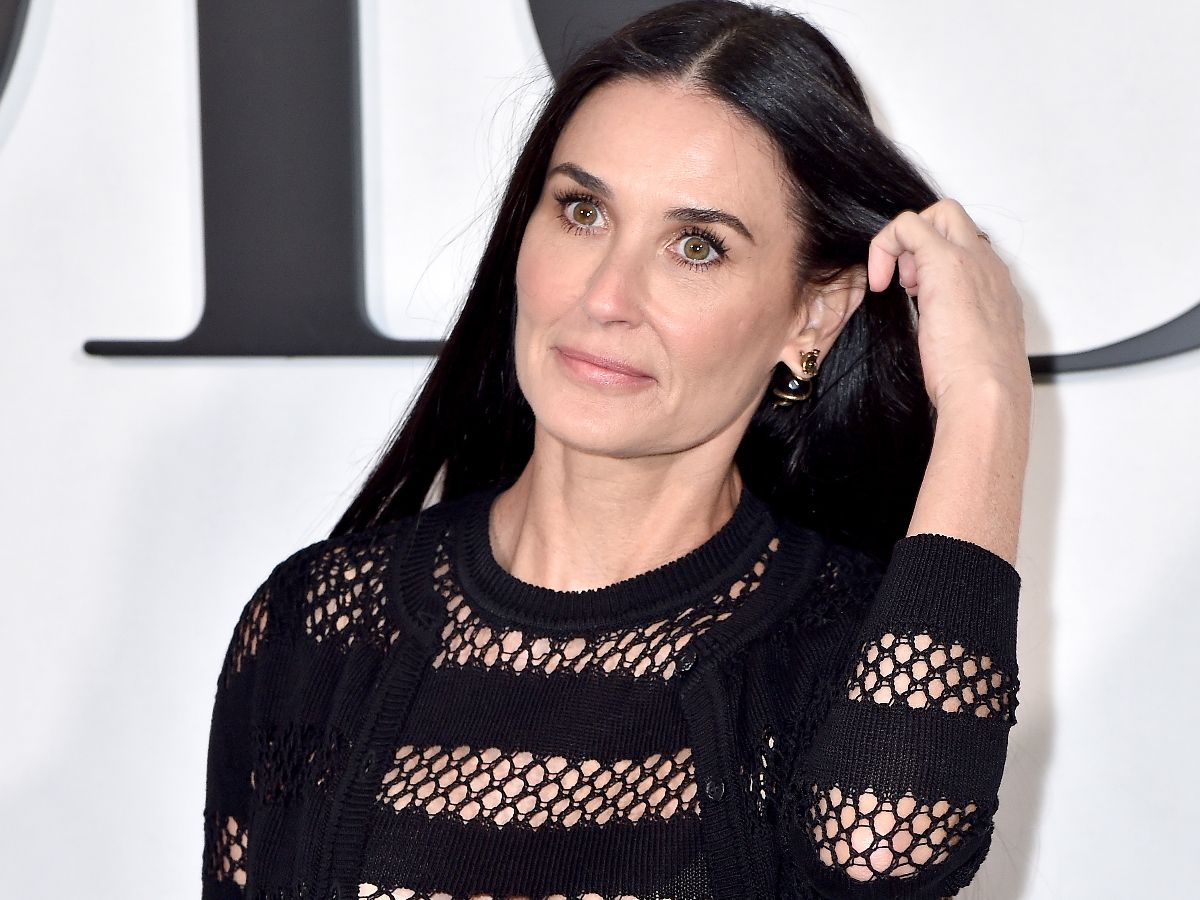 Η Demi Moore έχει τοοοοσο μακριά μαλλιά που ενώ είναι όρθια ακουμπάνε στο τραπέζι!