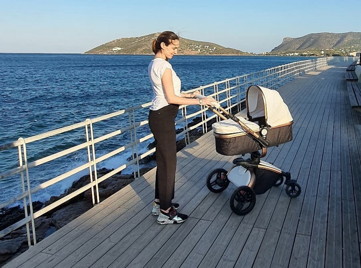 Μορφούλα Ντώνα: Η πρώτη βόλτα με το νεογέννητο γιο της δίπλα στη θάλασσα (pics)