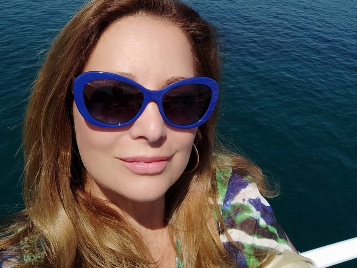 Άντζελα Γκερέκου: Ποζάρει με μαύρο μπικίνι σε παραλία της Αιδηψού!