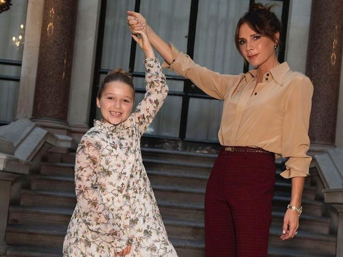 H Harper Beckham έτοιμη να παρακολουθήσει το show της μαμάς της!Δες τι φοράει