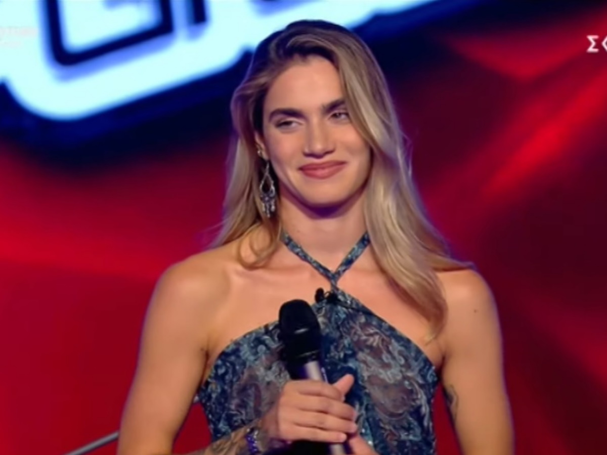 The Voice: Η καλλονή Αντωνία Καούρη με την φωνάρα και το ατύχημα με το διάφανο φόρεμα (video)