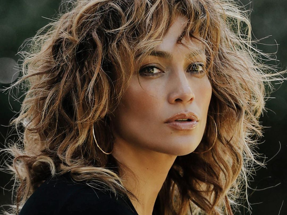 H Jennifer Lopez φόρεσε 2 καμπαρντίνες! Ψήφισε την πιο στιλάτη