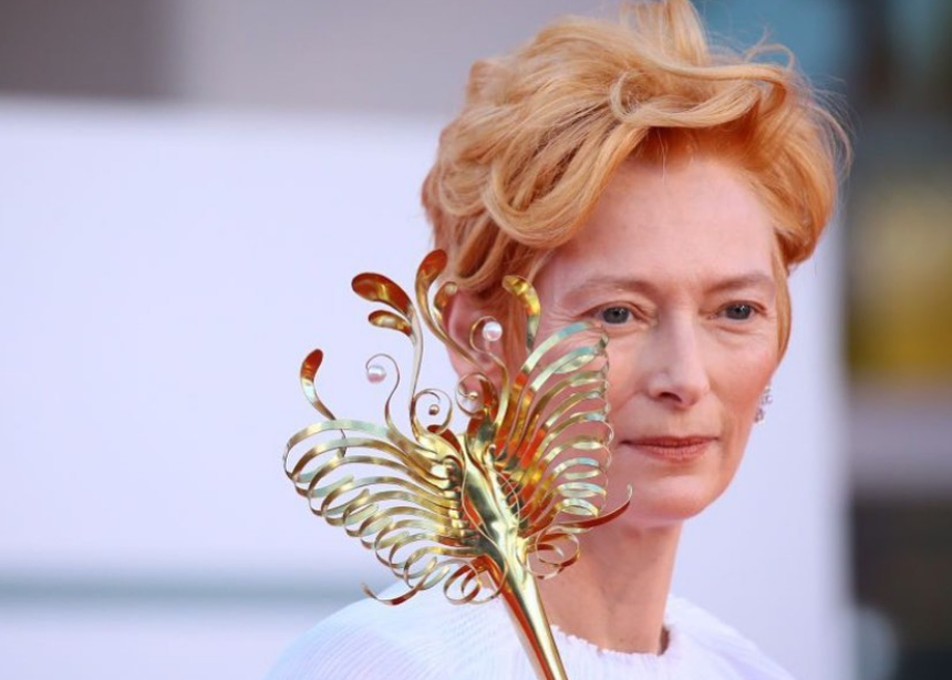 Οι μάσκες που φοράει η Tilda Swinton στο φεστιβάλ Βενετίας είναι… έργα τέχνης