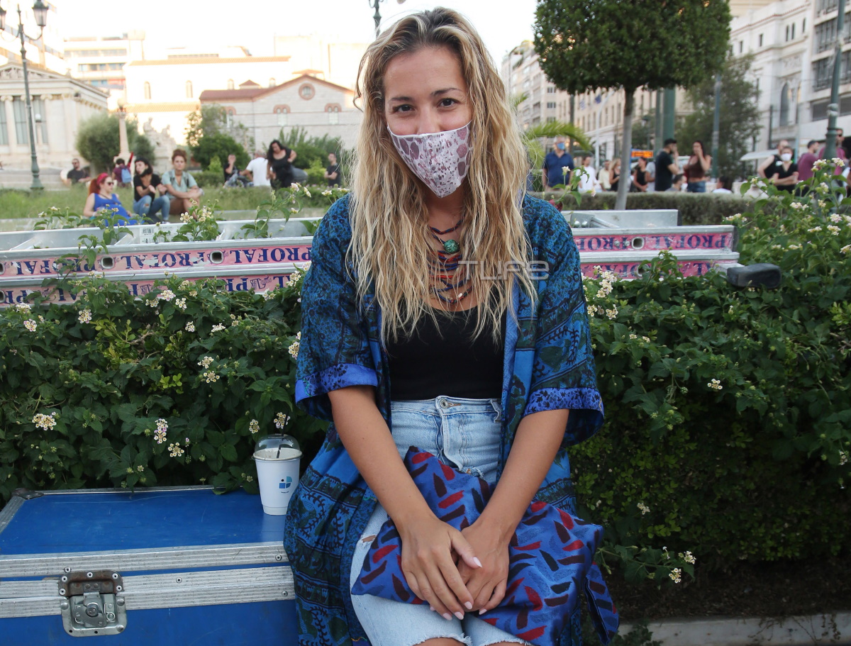 Νατάσσα Μποφίλιου: Με μάσκα προστασίας στην πορεία των καλλιτεχνών στο κέντρο της Αθήνας (pics)