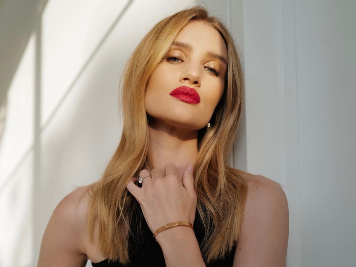 Η Rosie Huntington Whitley μόλις μας έκανε να κλείσουμε ραντεβού για μανικιούρ. Θα δεις γιατί!