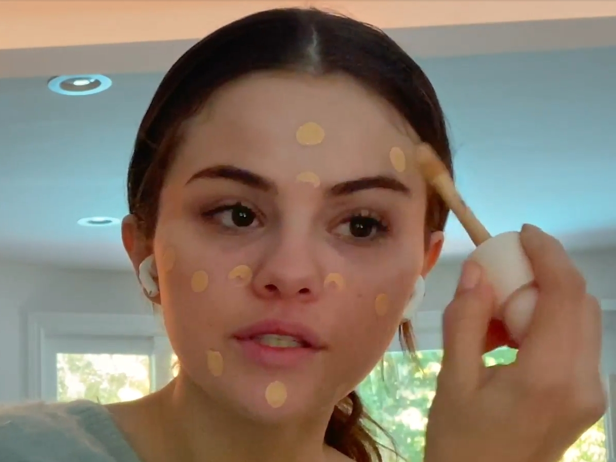 Dot system: ο περίεργος τρόπος που η Selena Gomez απλώνει το makeup της! Βίντεο!