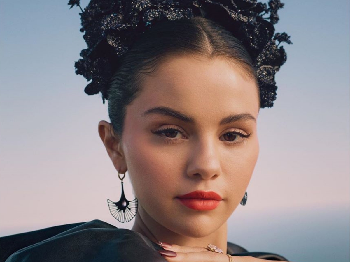 Η Selena Gomez έκανε μόνη της όλα τα μακιγιάζ για την φωτογράφιση στο Allure!