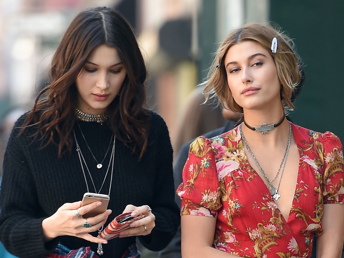 Bella Hadid, Hailey Bieber: πρωταγωνιστούν στην νέα καμπάνια για το άρωμα Versace και είναι… sooo hot!