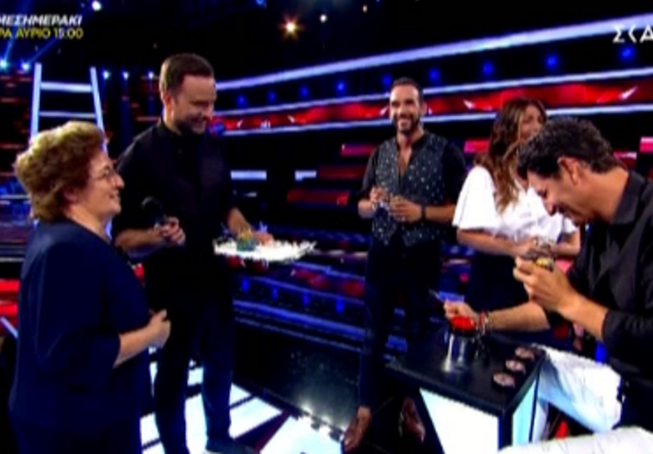 The Voice: Απίστευτο! Η “σούπερ γιαγιά” διαγωνιζόμενης τρέλανε τους coaches με το γλυκό της (video)