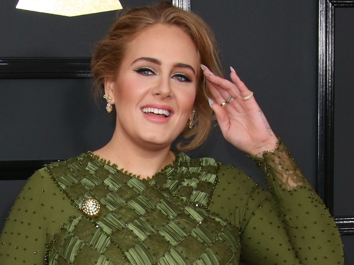 H  Adele εμφανίστηκε με μακριά, κατάξανθα μαλλιά και οι fan της ενθουσιάστηκαν!