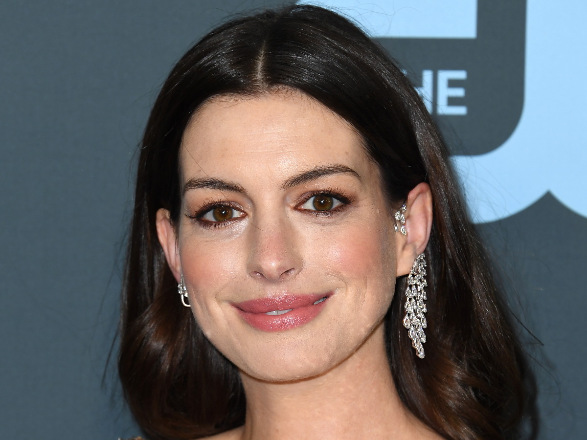 It’s official! Η Anne Hathaway μόλις μας απέδειξε ότι είναι η βασίλισσα των μεταμορφώσεων!