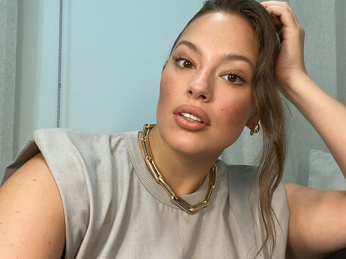 Ashley Graham: Ποζάρει όπως τη γέννησε η μαμά της και μας δείχνει τις ατέλειες του κορμιού της (pic)