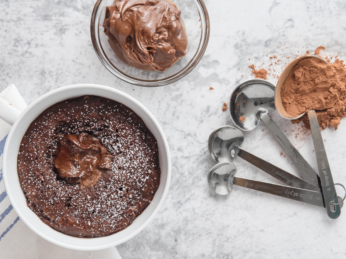 Συνταγή για πανεύκολο κέικ σοκολάτας σε μία… κούπα