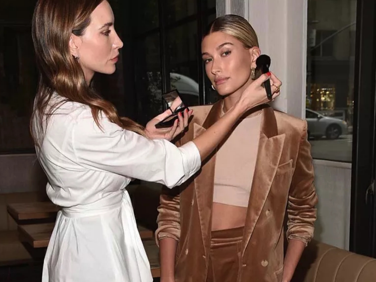 Η makeup artist της Hailey Bieber έχει ένα τέλειο tip για glowy skin!