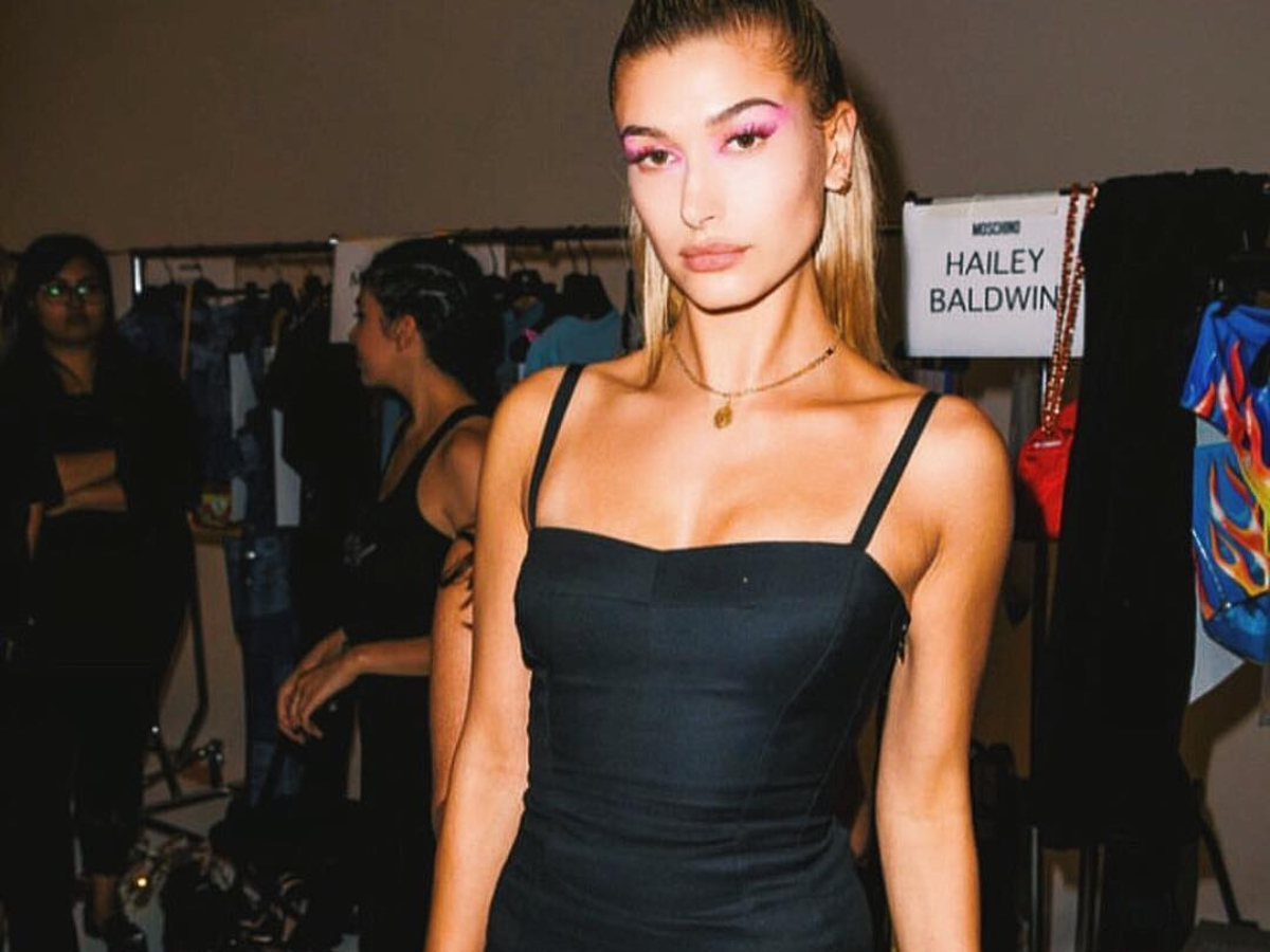 Ξέχνα ότι ήξερες για το maxi φόρεμα!Η Hailey Bieber τα αλλάζει όλα