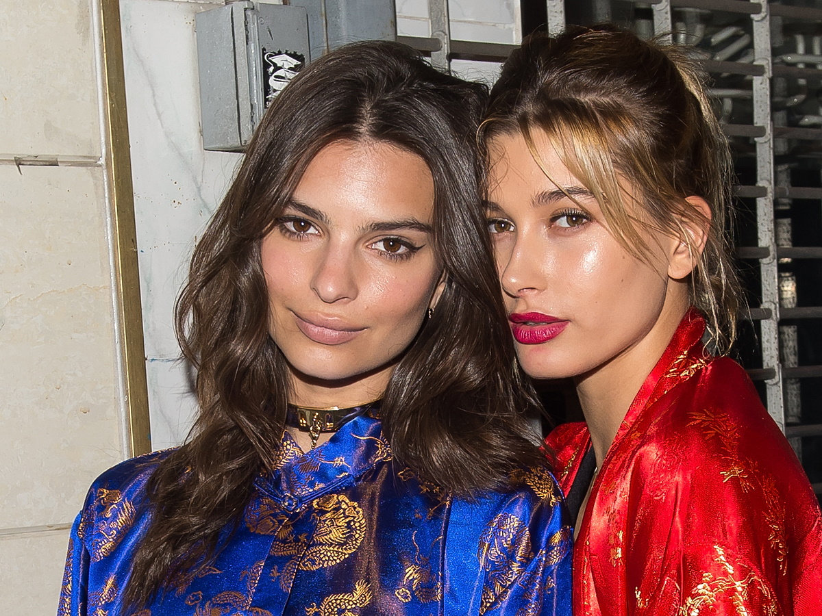 Hailey Bieber και Emily Ratajkowski χρησιμοποιούν το ίδιο προϊόν για λαμπερή επιδερμίδα!