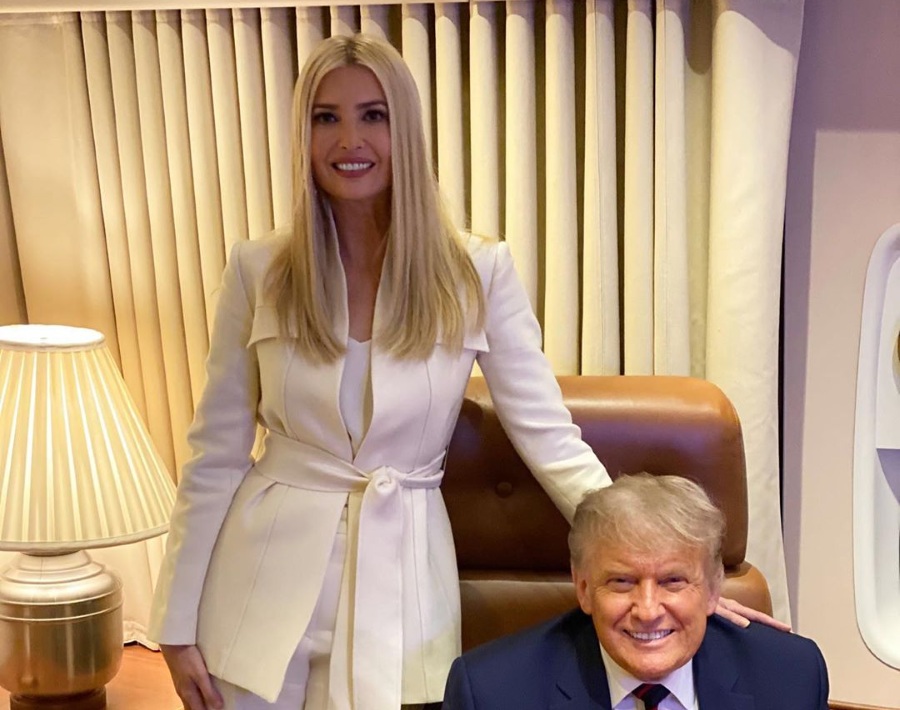 Donald Trump: Η κόρη του Ιβάνκα τον στηρίζει με μια φωτογραφία να δουλεύει μέσα στο νοσοκομείο